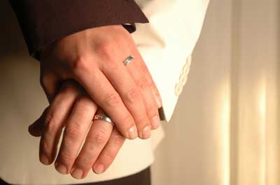 20070823003135-gays-holding-hands.jpg